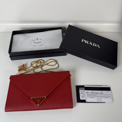 PRADA P家👈十字纹信封斜跨包+手包双用 型号1BP051