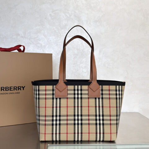 Burberry B家最新款精巧托特包 型号1631
