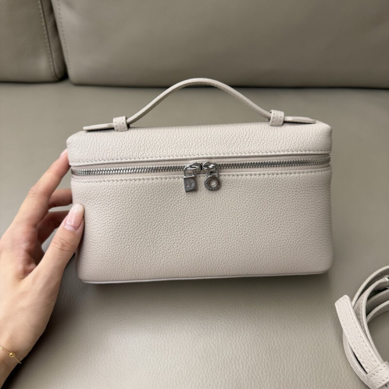 Loro Piana 二代Extra Pocket L19手拿包 型号:FAN4046 浅石灰/银扣