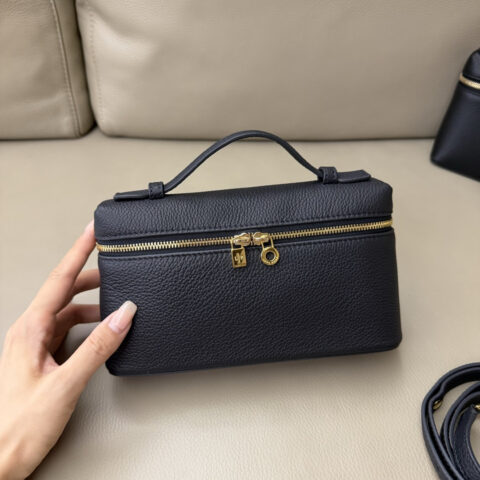 Loro Piana 二代Extra Pocket L19手拿包 型号：FAN4046 海军蓝/金扣