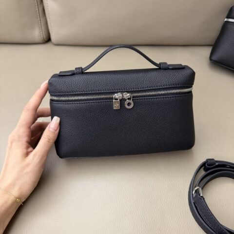 Loro Piana 二代Extra Pocket L19手拿包 型号：FAN4046 海军蓝/银扣