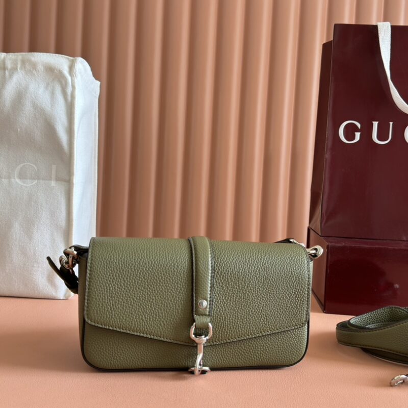 GUCCI 这款斜挎包采用翻盖开合 型号:821623绿/原厂皮