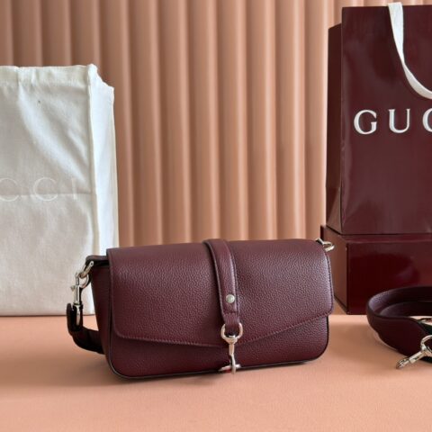 GUCCI 这款斜挎包采用翻盖开合 型号：821623安可荔枝皮/原厂皮