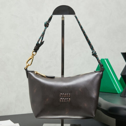 MIUMIU  新品饭盒包 5NE841 复古