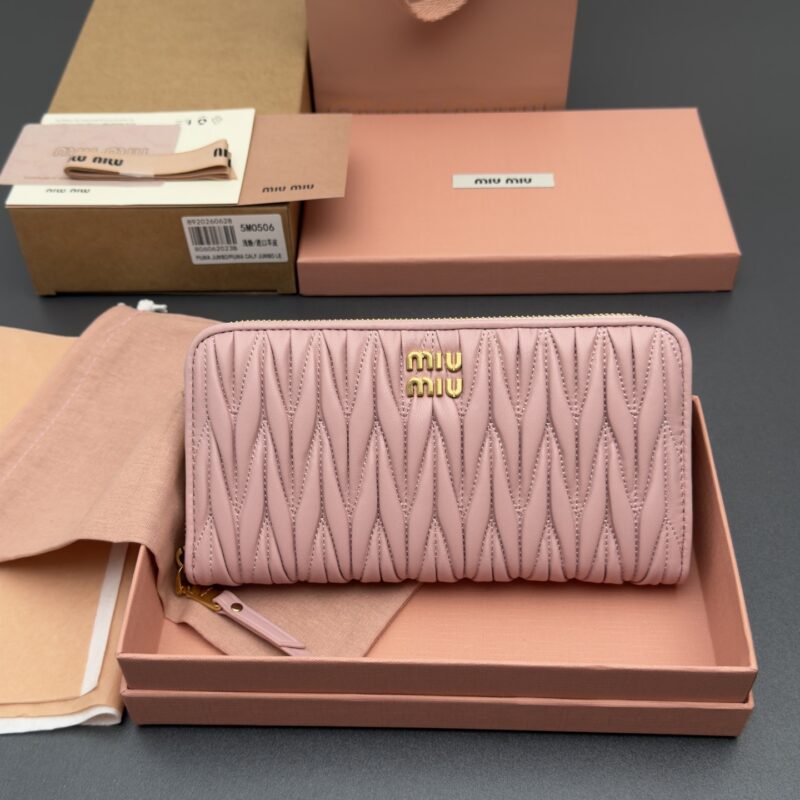 MIUMIU MATELASSÉ 羊皮革拉链钱包 编号:5MO506 浅粉/进口羊皮