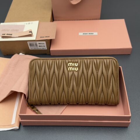 MIUMIU MATELASSÉ 羊皮革拉链钱包 编号:5MO506  焦糖/进口羊皮