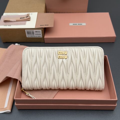 MIUMIU MATELASSÉ 羊皮革拉链钱包 编号:5MO506  白色/进口羊皮