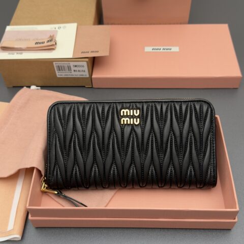 MIUMIU MATELASSÉ 羊皮革拉链钱包 编号:5MO506  黑色/进口羊皮