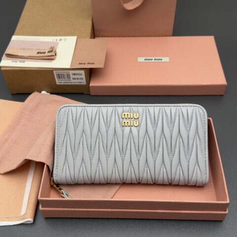 MIUMIU MATELASSÉ 羊皮革拉链钱包 编号:5MO506  灰蓝/进口羊皮