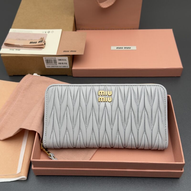 MIUMIU MATELASSÉ 羊皮革拉链钱包 编号:5MO506 灰蓝/进口羊皮