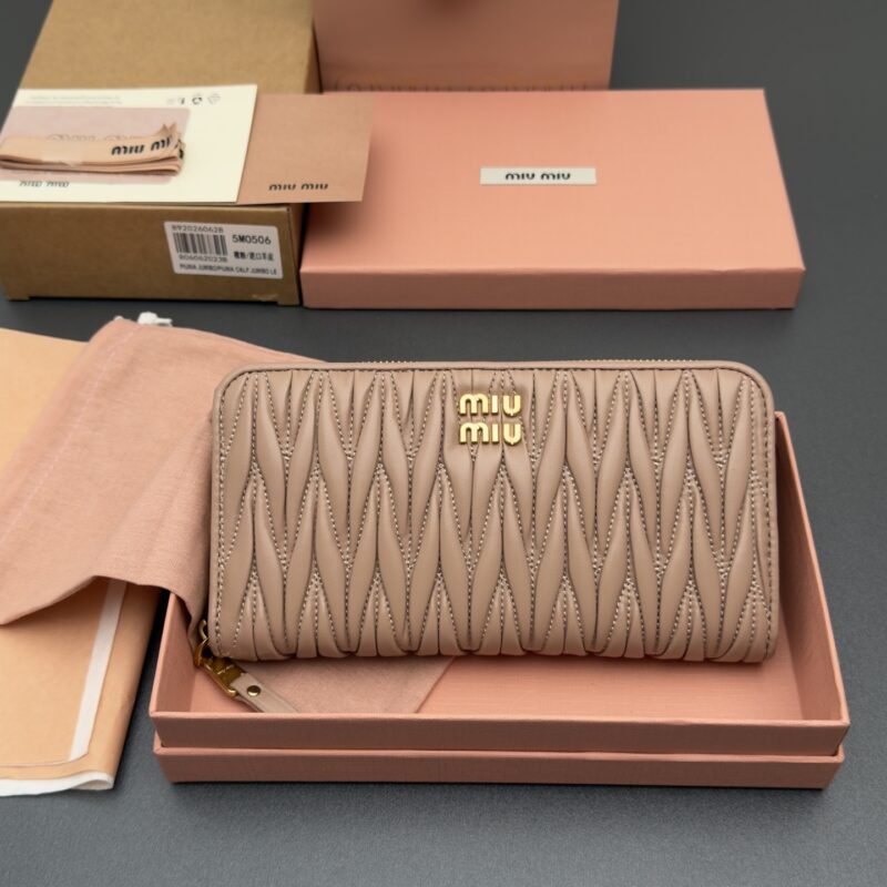 MIUMIU MATELASSÉ 羊皮革拉链钱包 编号:5MO506 裸粉/进口羊皮