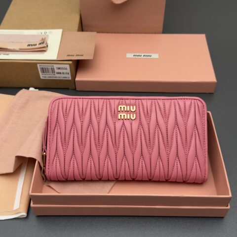 MIUMIU MATELASSÉ 羊皮革拉链钱包 编号:5MO506  海棠粉/进口羊皮
