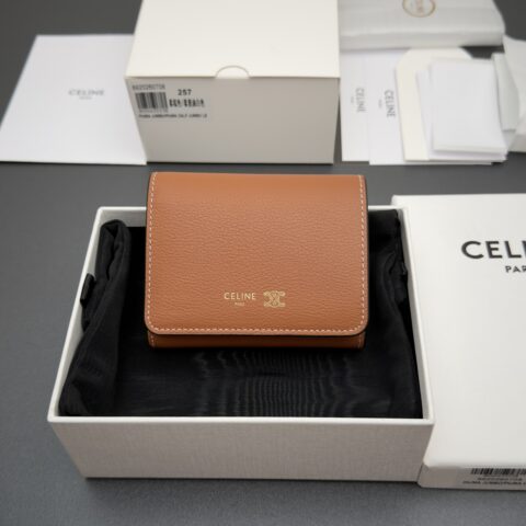 CELINE TRIOMPHE印花短款钱包 牛皮革 编号:L100HO 254 .GFS3 257 257 柔棕色/柔奶油白