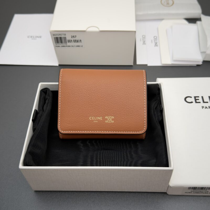CELINE TRIOMPHE印花短款钱包 牛皮革 编号:L100HO 254 .GFS3 257 257 柔棕色/柔奶油白