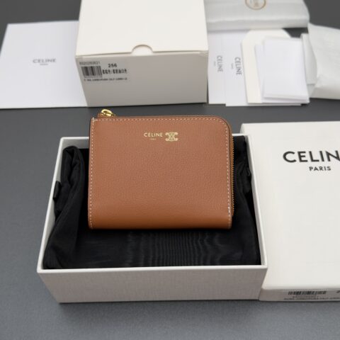 CELINE 牛皮革拉链钱包 编号:10D256CCP.04LU 256 柔棕色/柔奶油白