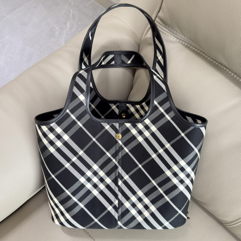 Burberry B家最新柔软立挺的托特包 型号6861