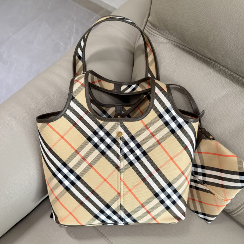 Burberry B家最新柔软立挺的托特包 型号6861