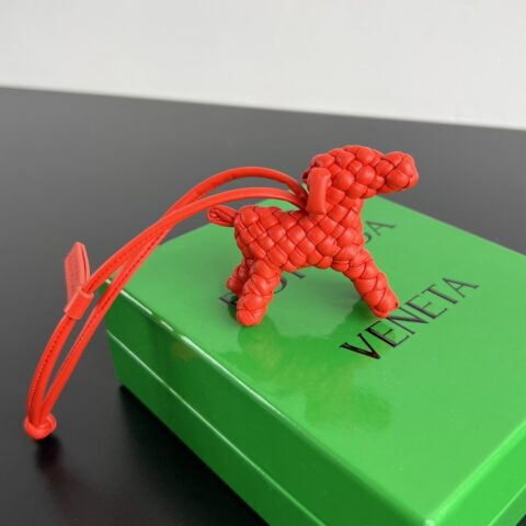 BV 小狗吊饰 807068 郁金香红