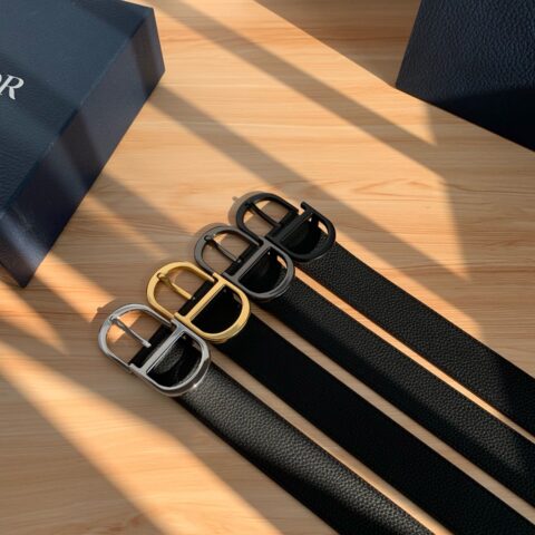 DIOR 搭配充满理念的经典金属CD针扣 35mm腰带