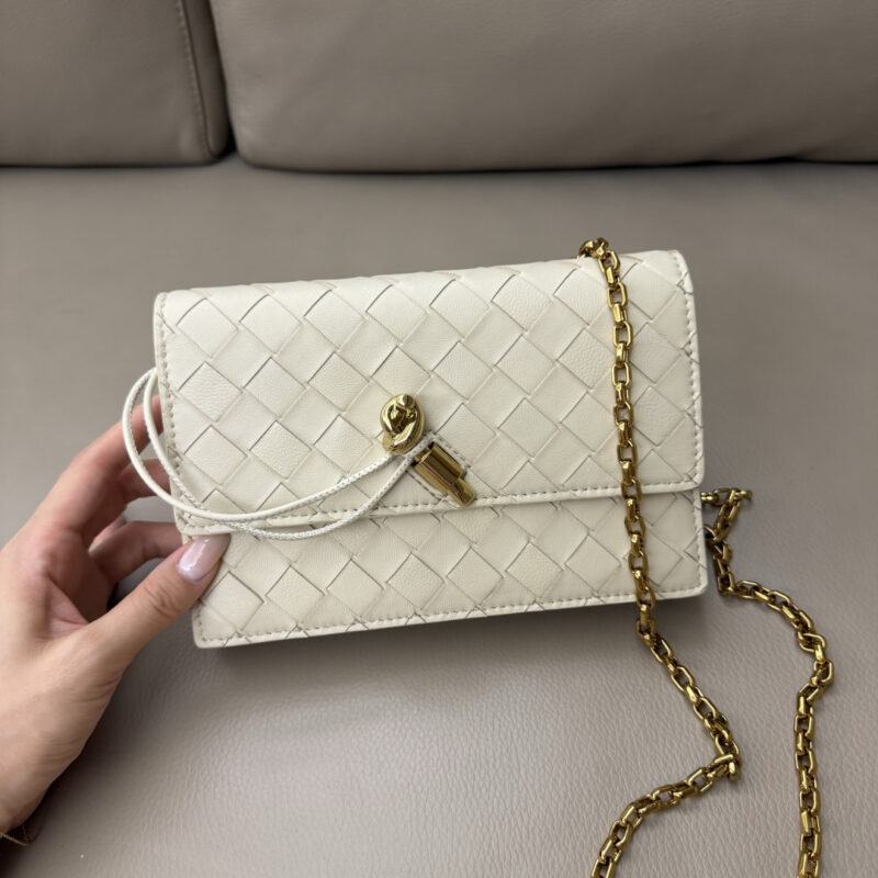 BV Andiamo Pouch on Chain 型号:844107 海盐白