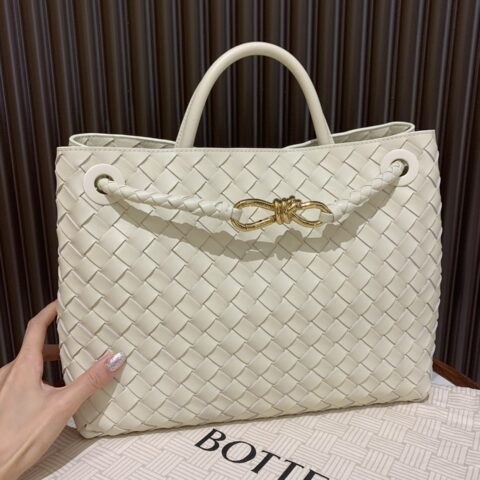 BV 中号 Andiamo手提包 型号：766016 海盐白