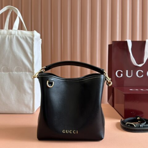 GUCCI GG Emblem系列迷你水桶包 型号：816118黑色全皮