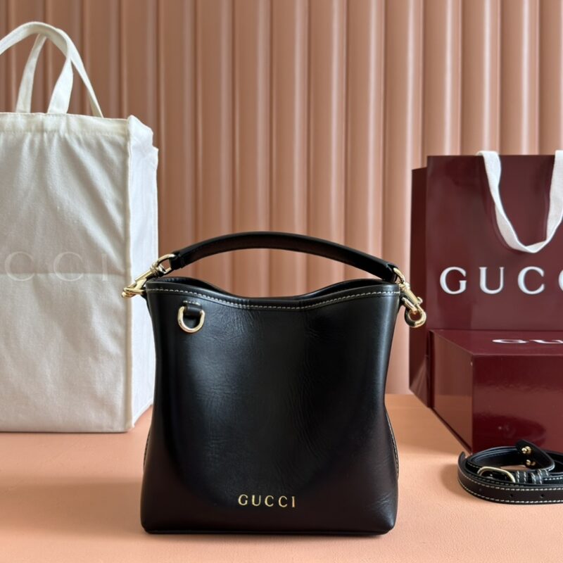 GUCCI GG Emblem系列迷你水桶包 型号:816118黑色全皮