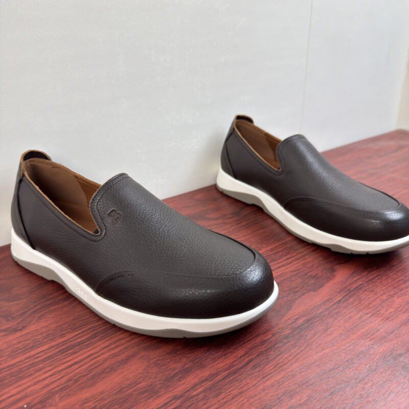 BERLUTI 男士新款荔纹皮革乐福鞋 货号:E108Z套脚 咖色