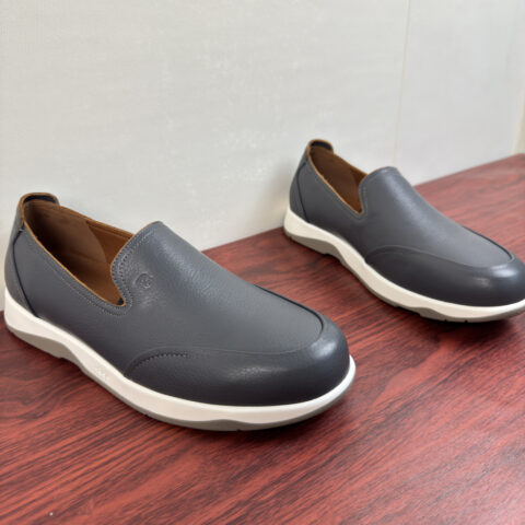 BERLUTI 男士新款荔纹皮革乐福鞋 货号：E108Z套脚 灰色