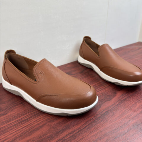 BERLUTI 男士新款荔纹皮革乐福鞋 货号：E108Z套脚 棕色