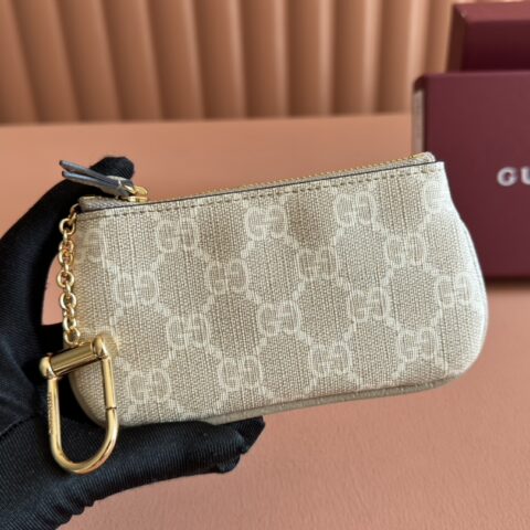 GUCCI GG Emblem系列饰包带卡片夹 型号：819113燕麦