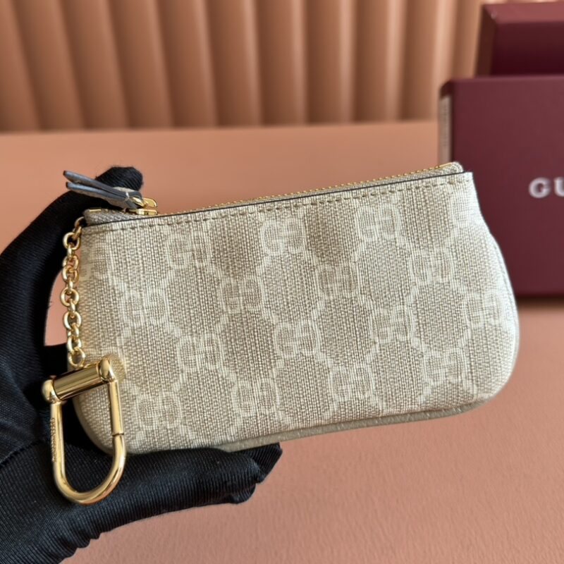 GUCCI GG Emblem系列饰包带卡片夹 型号:819113燕麦