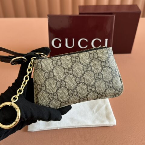 GUCCI GG Emblem系列饰包带卡片夹 型号：819113黑