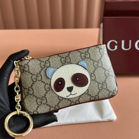 GUCCI 饰熊猫细节GG迷你钱包 型号：818768啡pvc红色熊猫