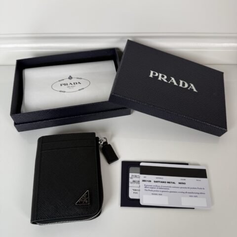 PRADA P家➡️十字纹男女通用卡夹，型号2MC129