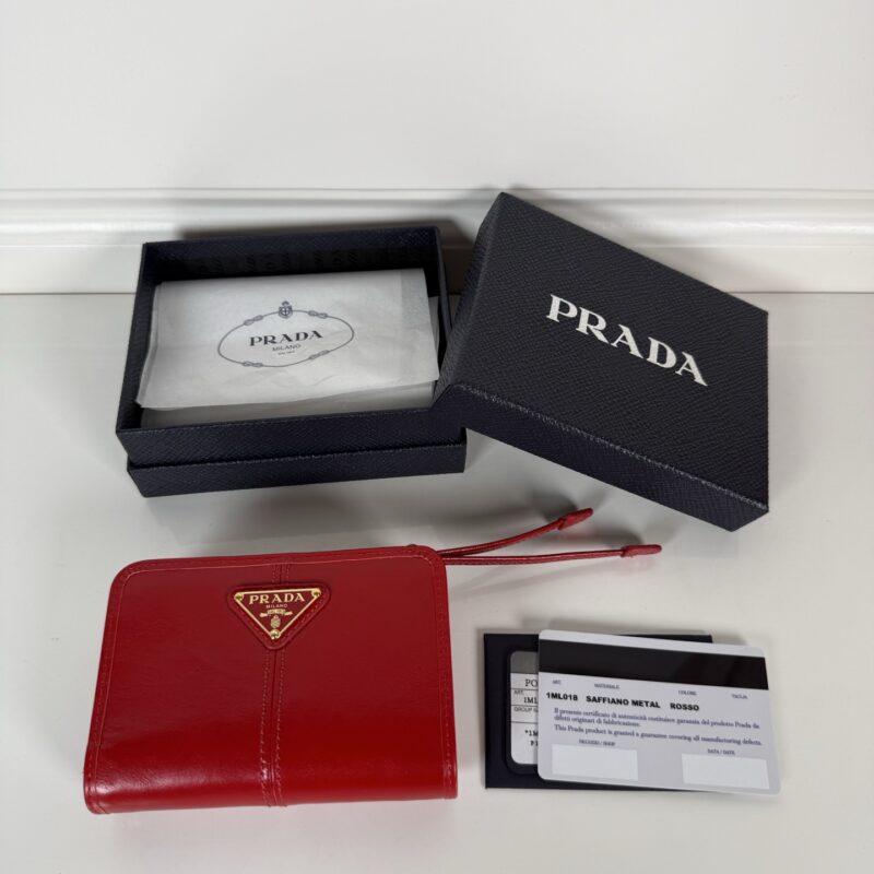 PRADA P家➡️大红色油腊牛皮制作短夹 型号1ML018