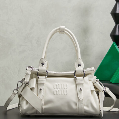 MIUMIU 新品机车包手袋 型号5BA336 白色