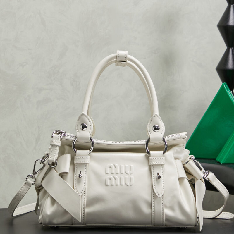 MIUMIU 新品机车包手袋 型号5BA336 白色