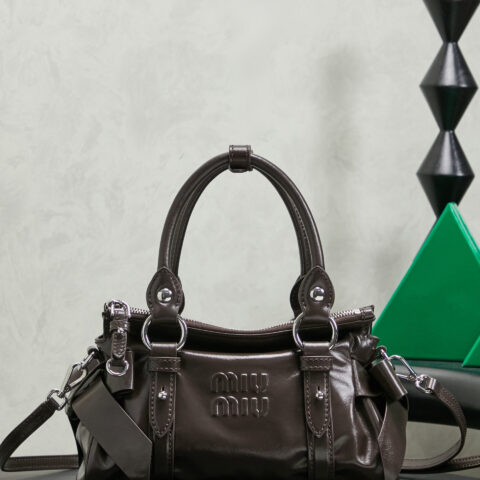 MIUMIU 新品机车包手袋 型号5BA336 石楠木