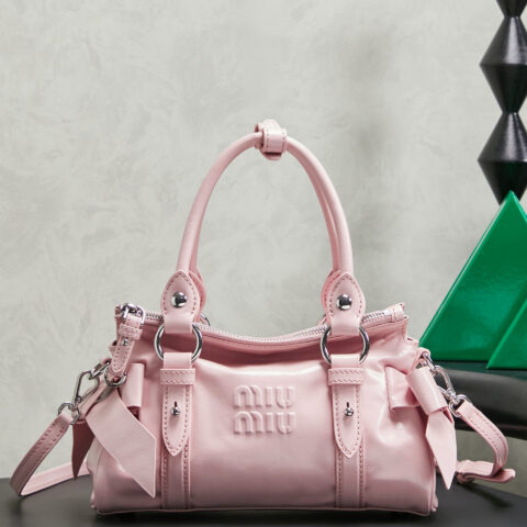 MIUMIU 新品机车包手袋 型号5BA336 粉色