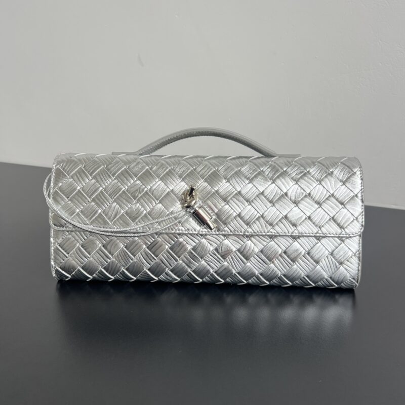 BV Clutch 长款手拿包 741511 水波纹/银色