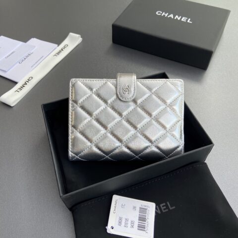 CHANEL 小香護照夾系列 编号:96066  銀色羊皮銀扣