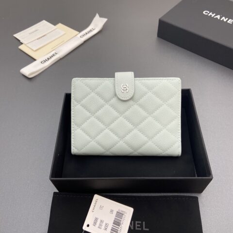 CHANEL 小香護照夾系列 编号:96066  淺藍色細球銀色扣