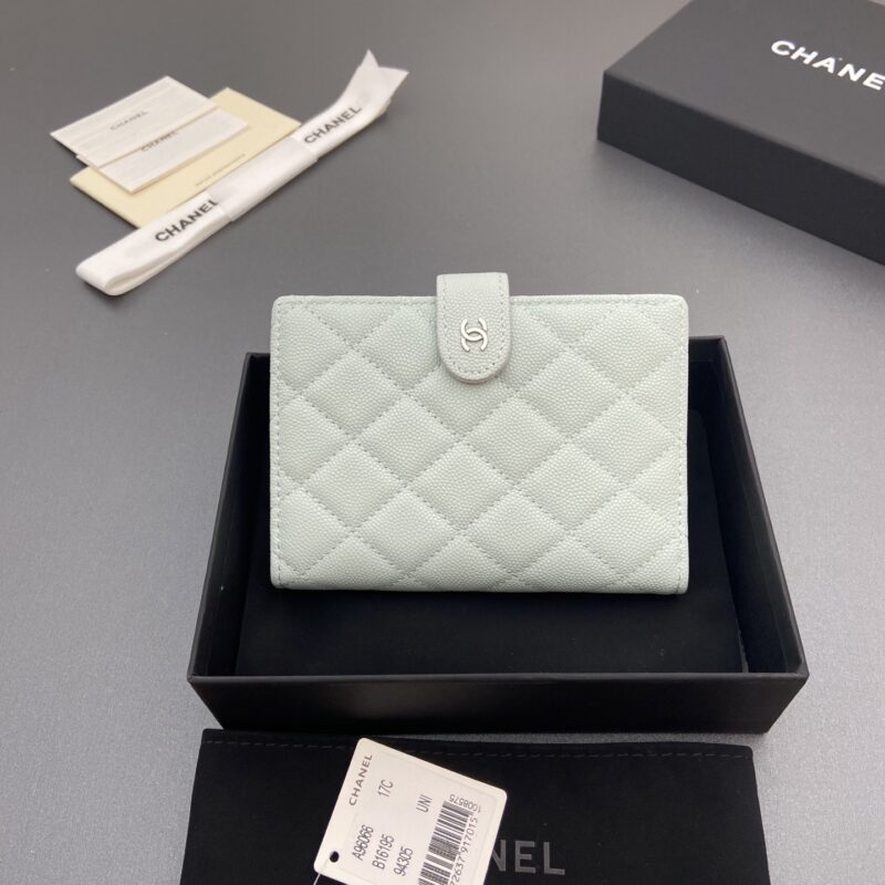 CHANEL 小香護照夾系列 编号:96066 淺藍色細球銀色扣