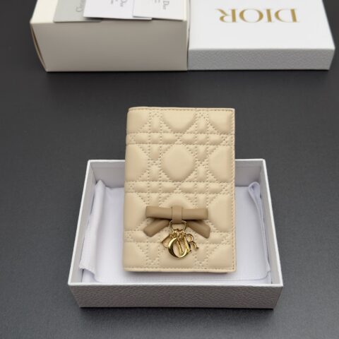 DIOR Lady 护照套钱包系列 型号：S2626 驼米拼饼干腾格纹羊皮