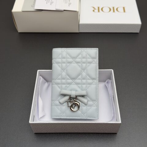 DIOR Lady 护照套钱包系列 型号：S2626 冰蓝色腾格纹羊皮