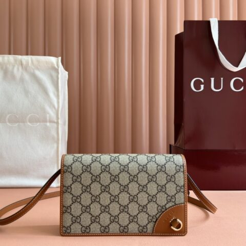 GUCCI GG Emblem 系列超迷你肩背包 型号：820688杏棕