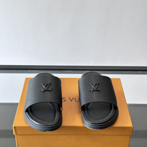 LV 新款平底沙滩拖鞋