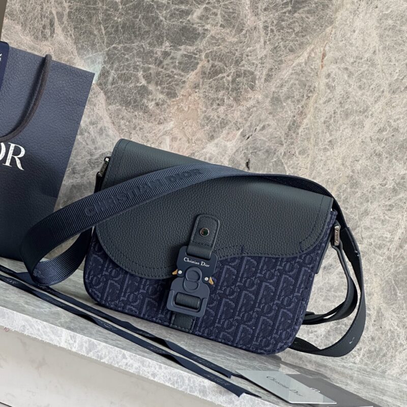 dior迪奥小号马鞍信使包翻盖型号：93362蓝色布