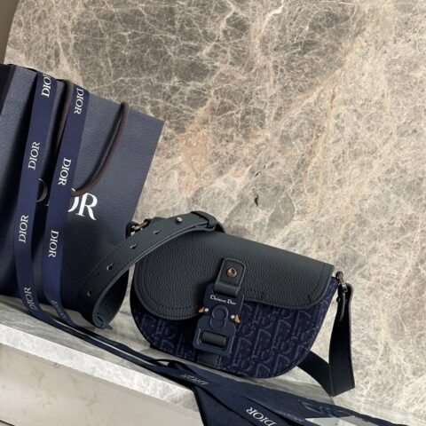dior迪奥马鞍信使包翻盖编号: 93366蓝色布